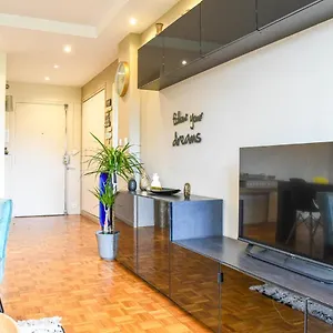 Appartement Grand Avec Balcon Et Parking, Marseille